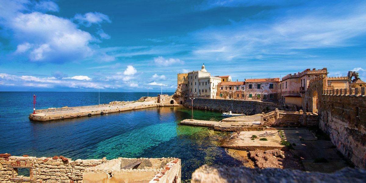 Vacanza in barca a vela a Pianosa nell'arcipelago Toscano, weekend e mini crociera fra le isole della Toscana. Giglio, Elba, montecristo e capraia