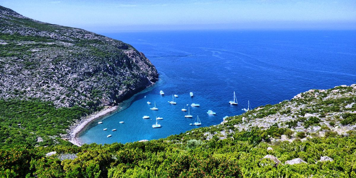 Vacanza a vela di un weekend a Capraia, mini crociera nell'arcipelago toscano con un esperto skipper di vela